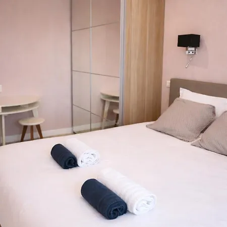 Elegant One-bedroom - 9 Min Palais - Quiet Area Apartment *