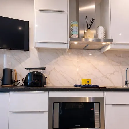 Elegant One-bedroom - 9 Min Palais - Quiet Area